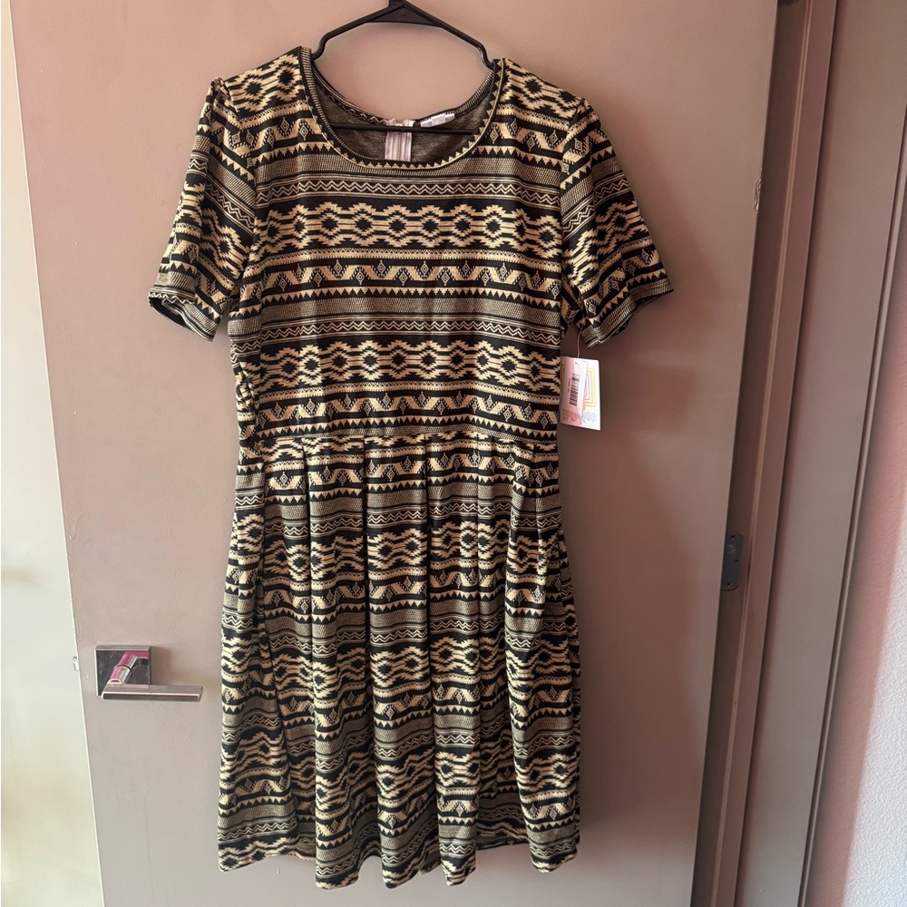 NWT Patterned Short Sleeve Amelia LulaRoe Pleaded Dress